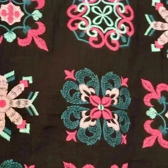 Savanna Jane Embroidered Tile Design Top (332) - Picture 9 of 13